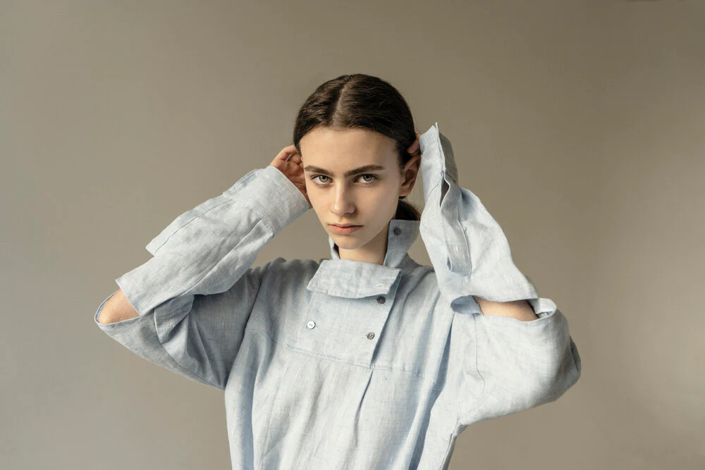 K M by L A N G E LINEN HIGH NECK SOROSCHKA SHIRT - BLUE - Image 10