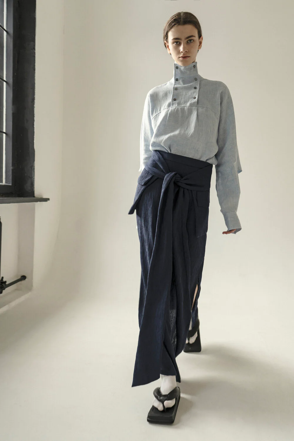 K M by L A N G E LINEN HIGH NECK SOROSCHKA SHIRT - BLUE - Image 3