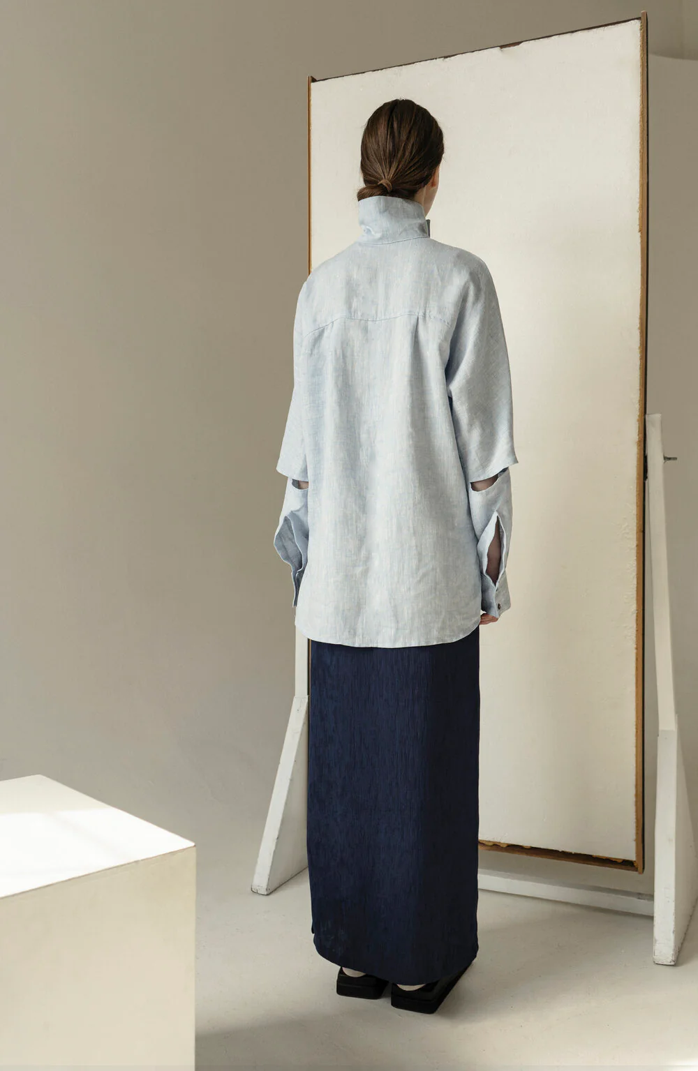 K M by L A N G E LINEN HIGH NECK SOROSCHKA SHIRT - BLUE - Image 4