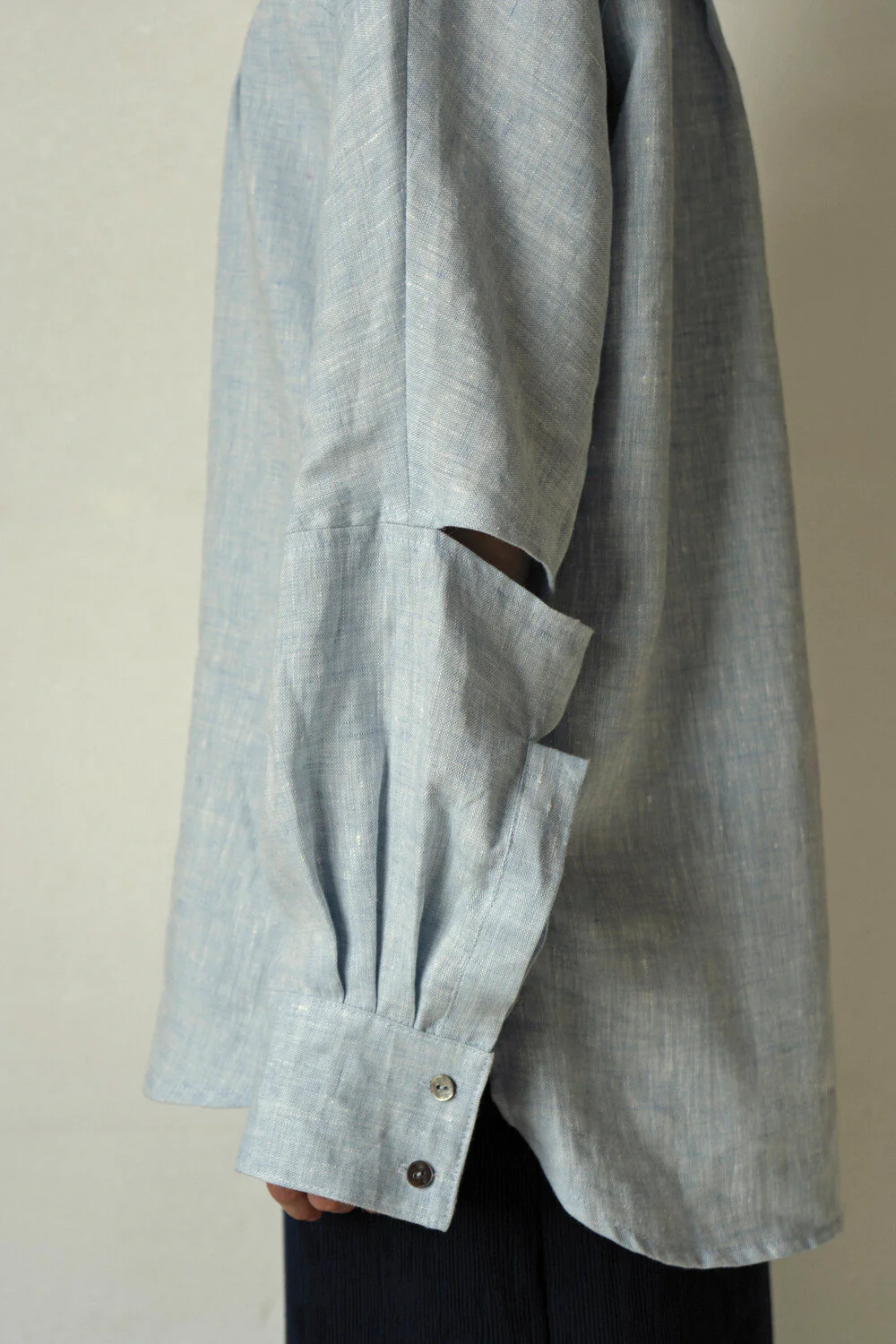 K M by L A N G E LINEN HIGH NECK SOROSCHKA SHIRT - BLUE - Image 5