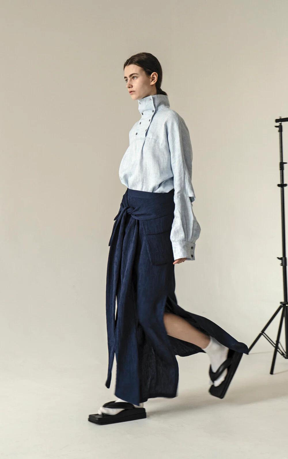 K M by L A N G E LINEN HIGH NECK SOROSCHKA SHIRT - BLUE - Image 8