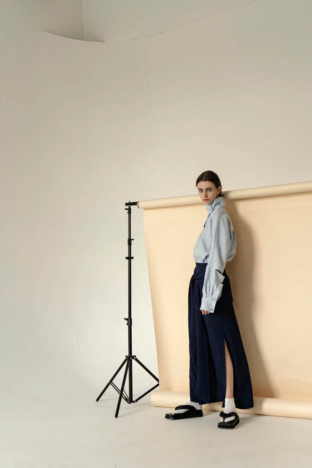 K M by L A N G E LINEN HIGH NECK SOROSCHKA SHIRT - BLUE - Image 9