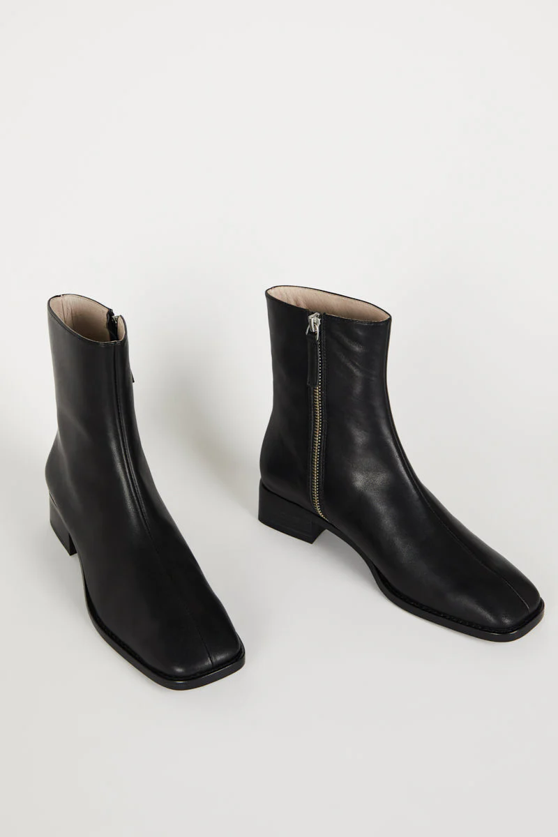 "INTENTIONALLY __________." TOUR LEATHER BOOT - Black/Brown - Image 8