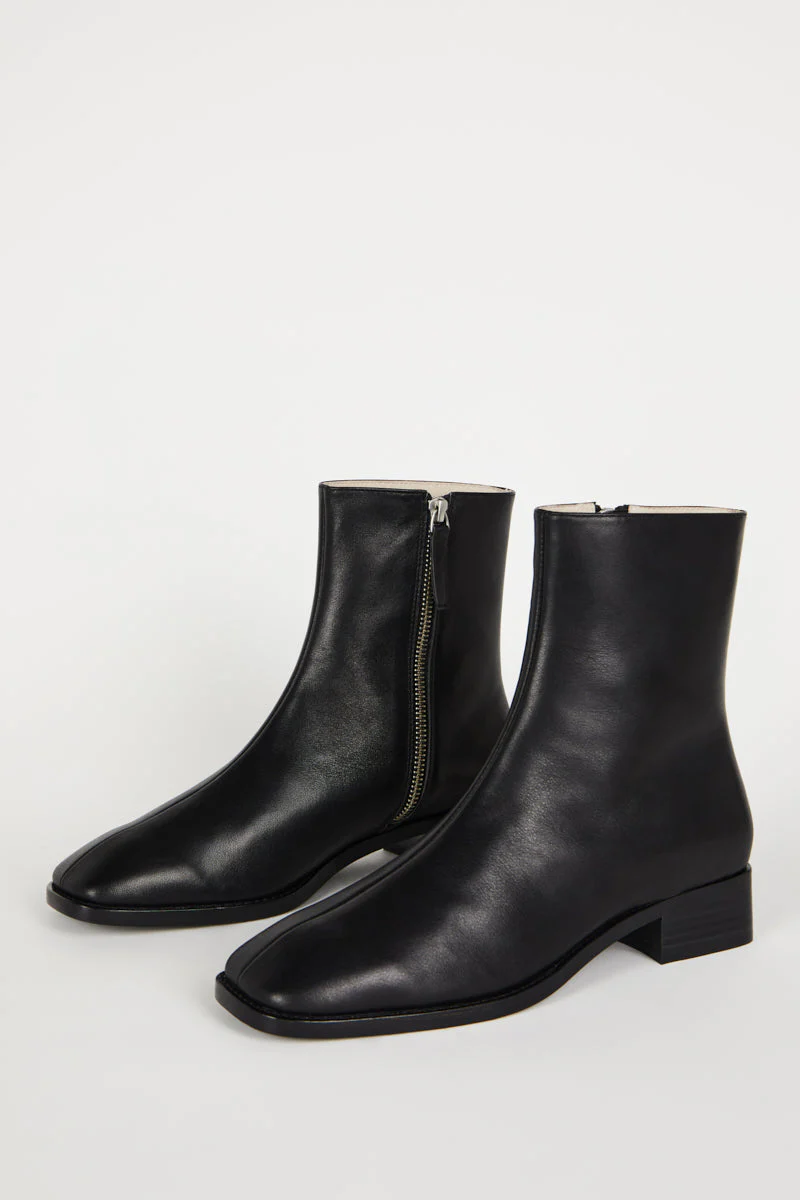 "INTENTIONALLY __________." TOUR LEATHER BOOT - Black/Brown - Image 9