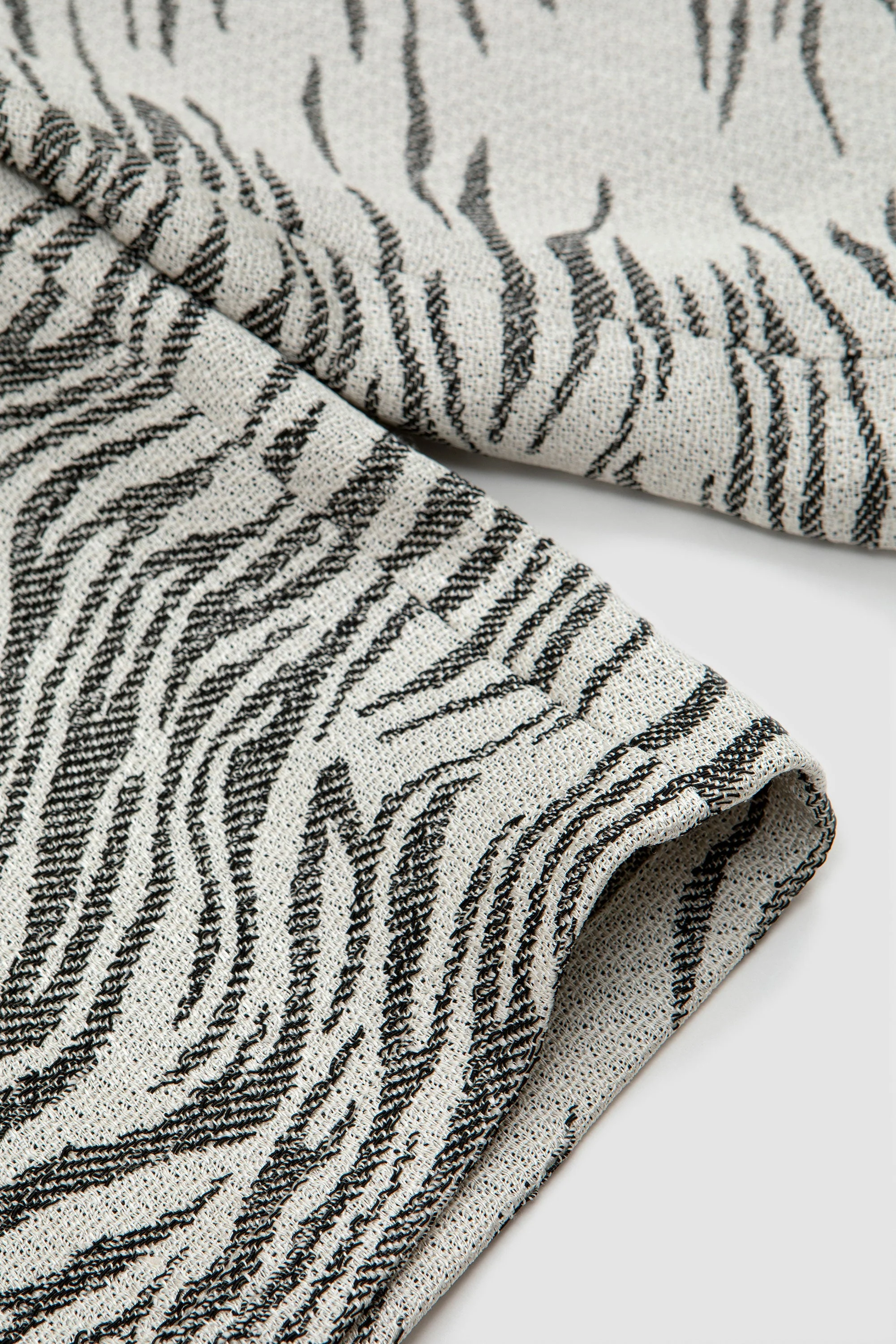 Jacquemus Le Short Navega - Jacquard Mottled Zebra Black - Image 4