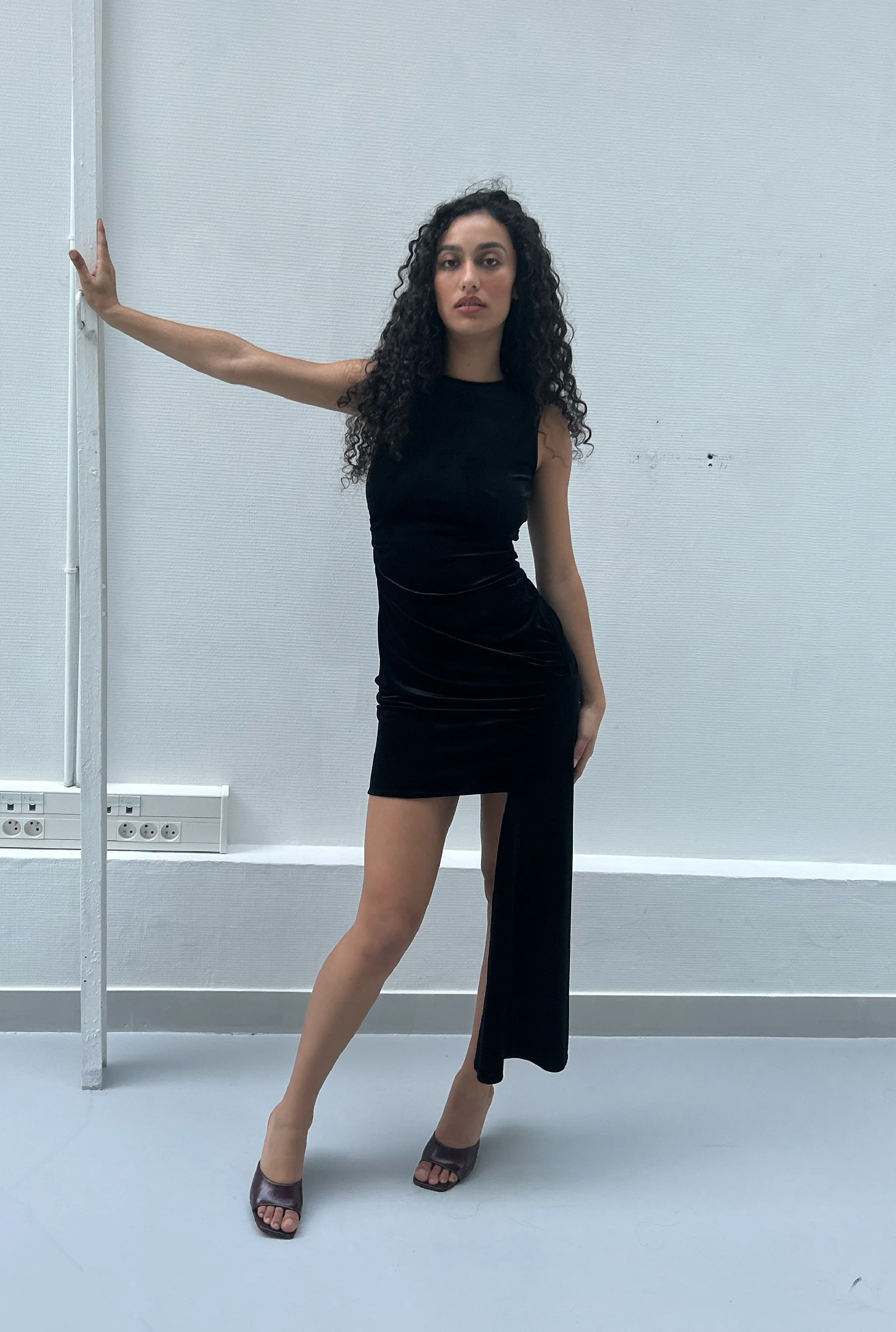 SAEMDI Velvet Side Tail Dress - Image 2