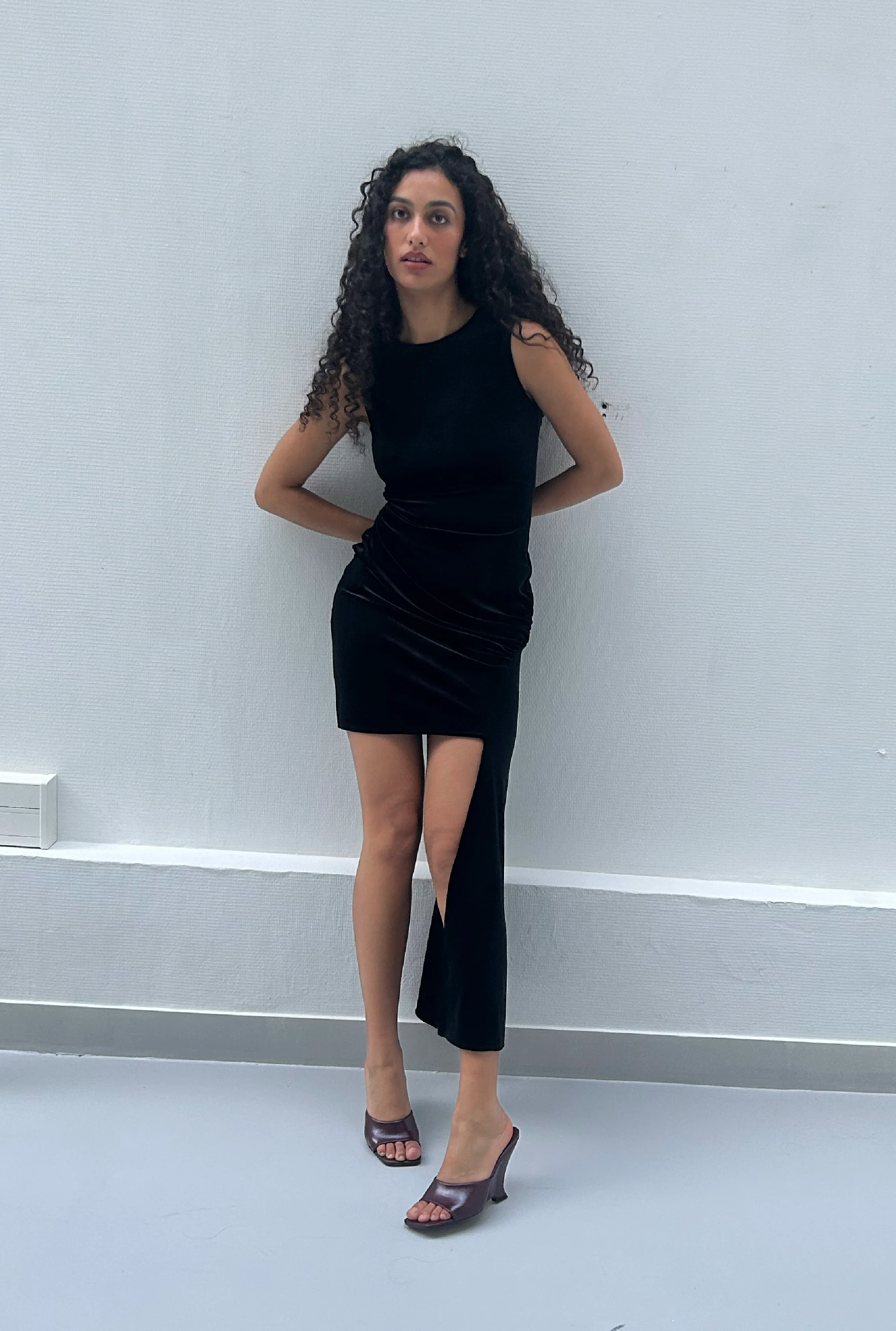 SAEMDI Velvet Side Tail Dress - Image 4