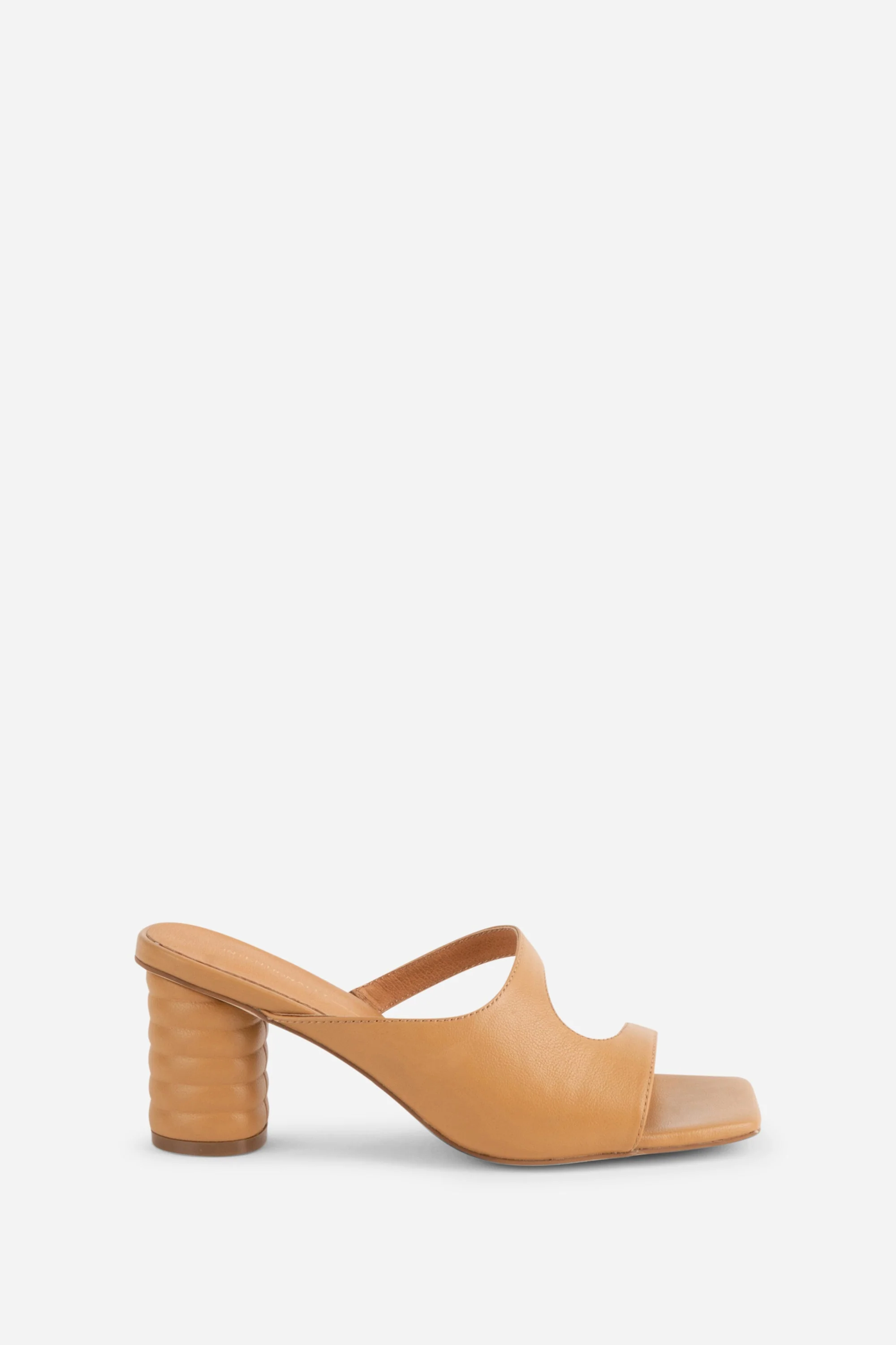 "INTENTIONALLY __________." Kompass Heel - Black/Camel - Image 11