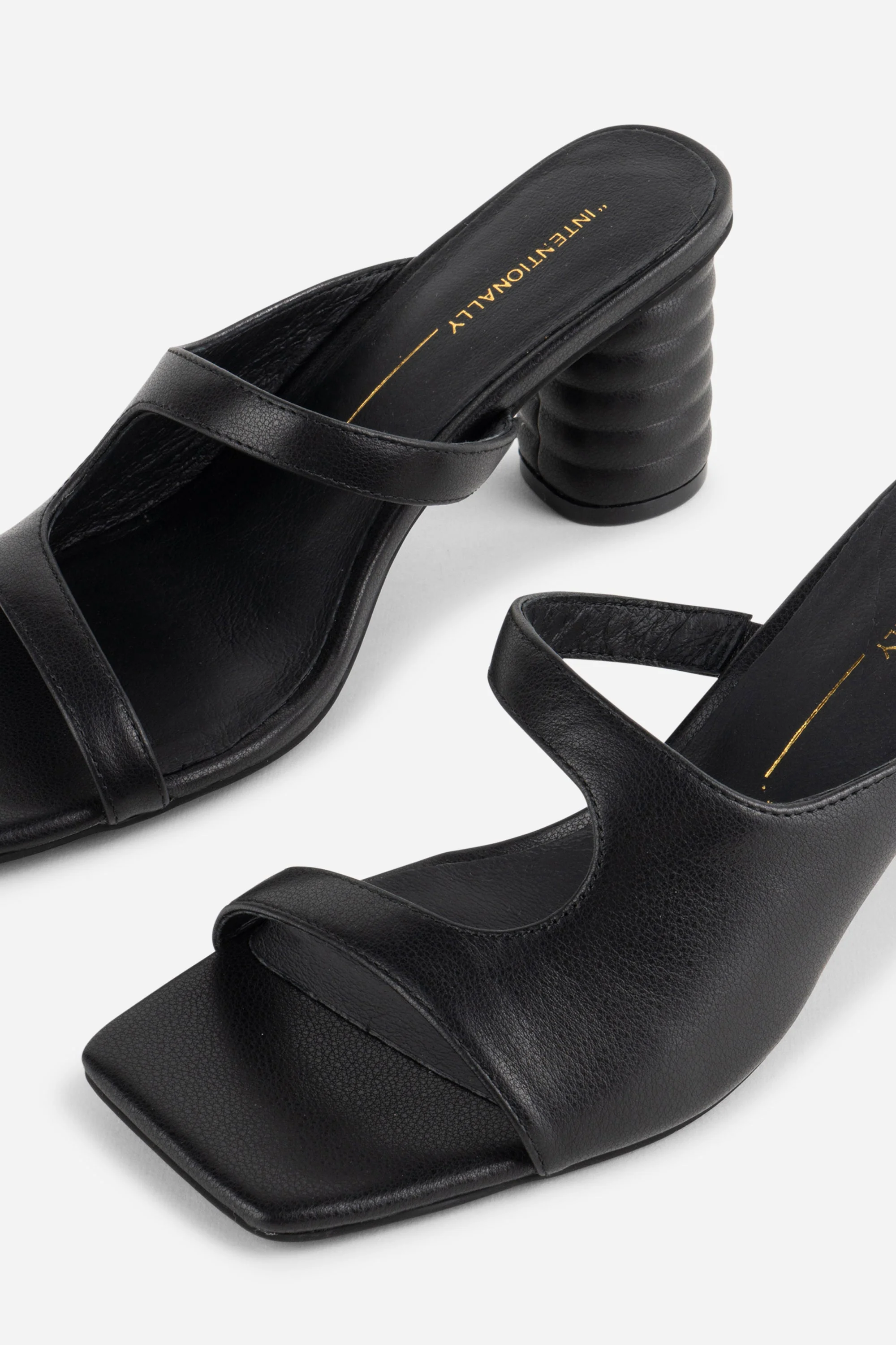 "INTENTIONALLY __________." Kompass Heel - Black/Camel - Image 4