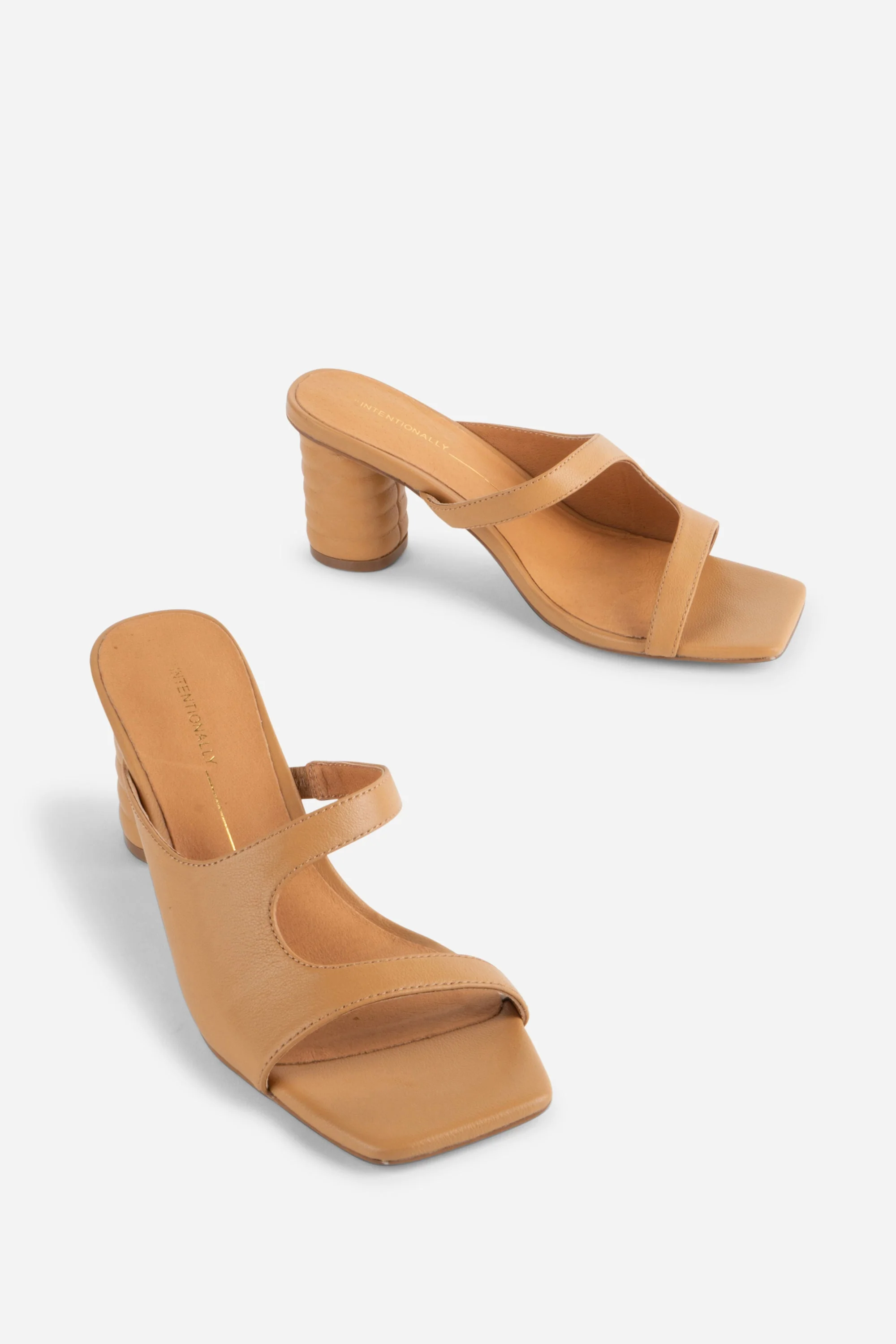 "INTENTIONALLY __________." Kompass Heel - Black/Camel - Image 7