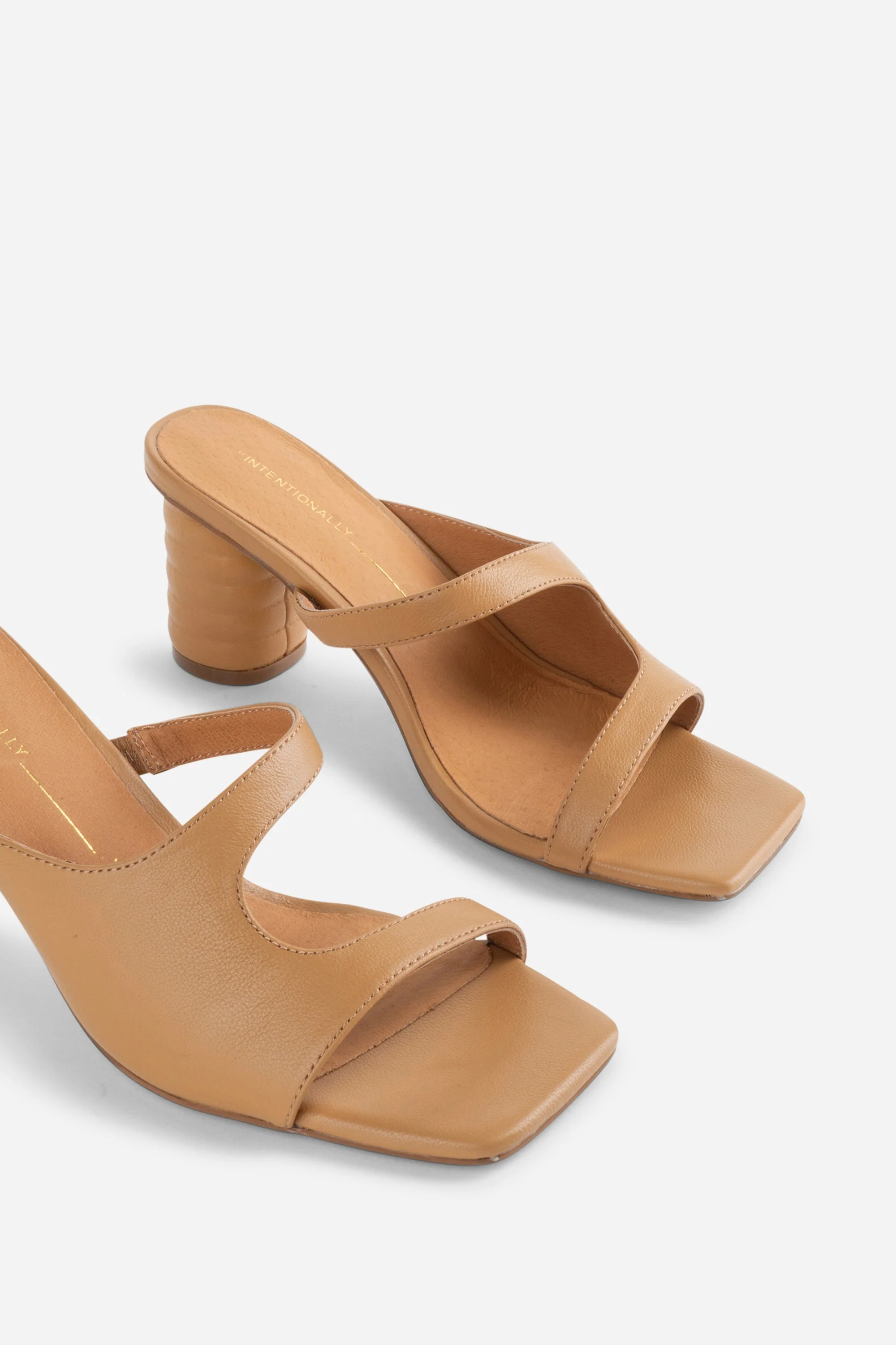 "INTENTIONALLY __________." Kompass Heel - Black/Camel - Image 9