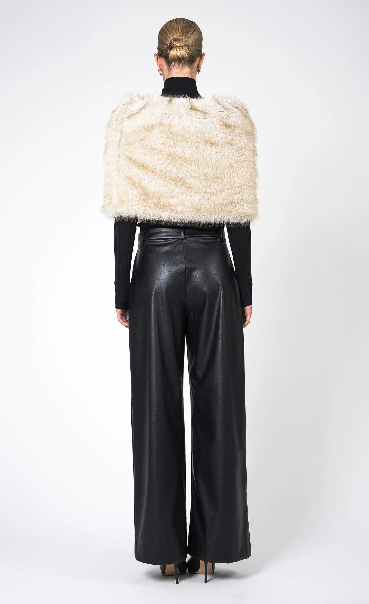 Nonchalant Label Pascale Faux Fur Shawl - Image 3