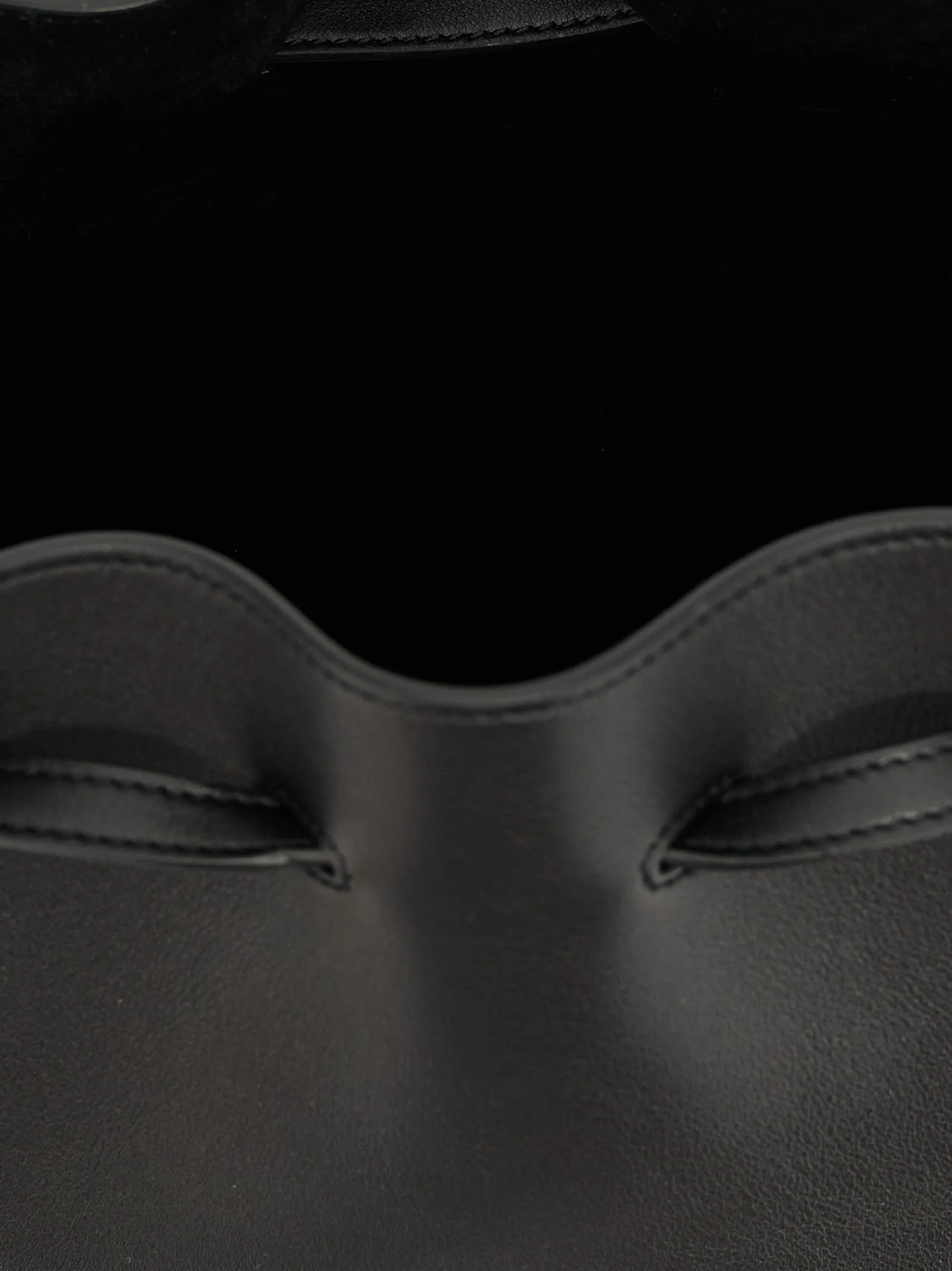 Valentino Garavani Vlogo Signature Shoulder Bag - Black - Image 4