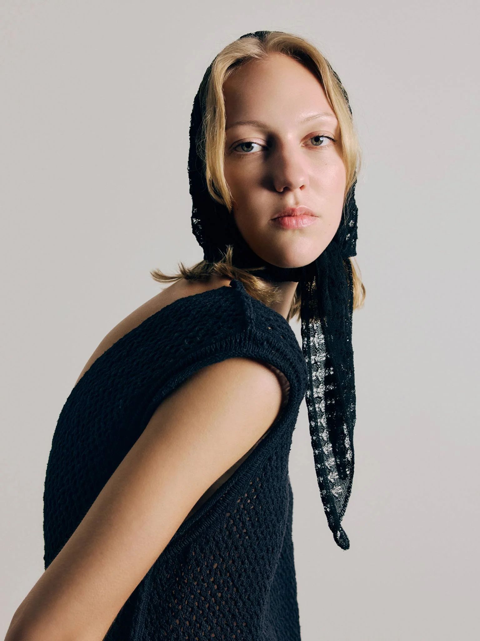 Rus Hoshi Lace Triangle Scarf - Black - Image 4