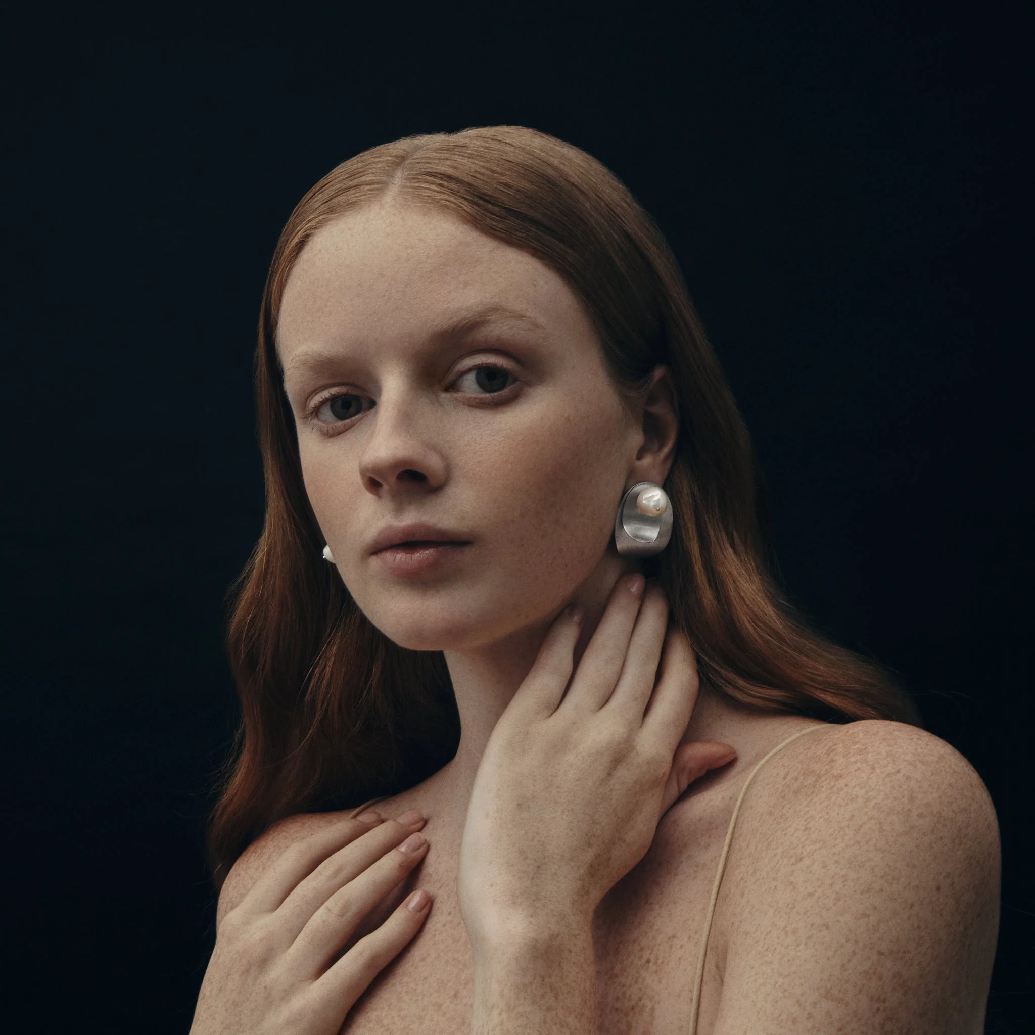 MING YU WANG Yoko Earrings - Silver/Pearl - Image 2