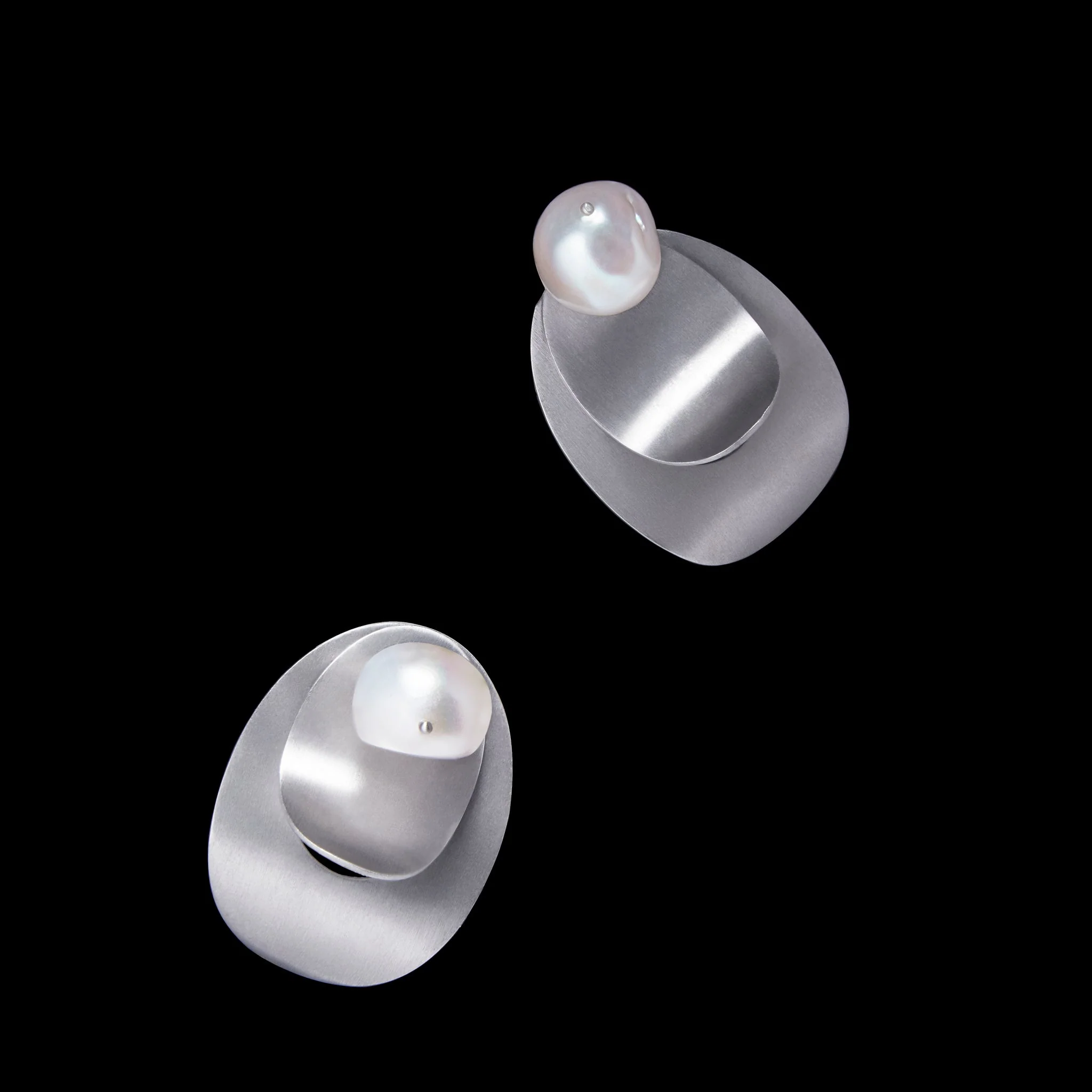 MING YU WANG Yoko Earrings - Silver/Pearl - Image 5
