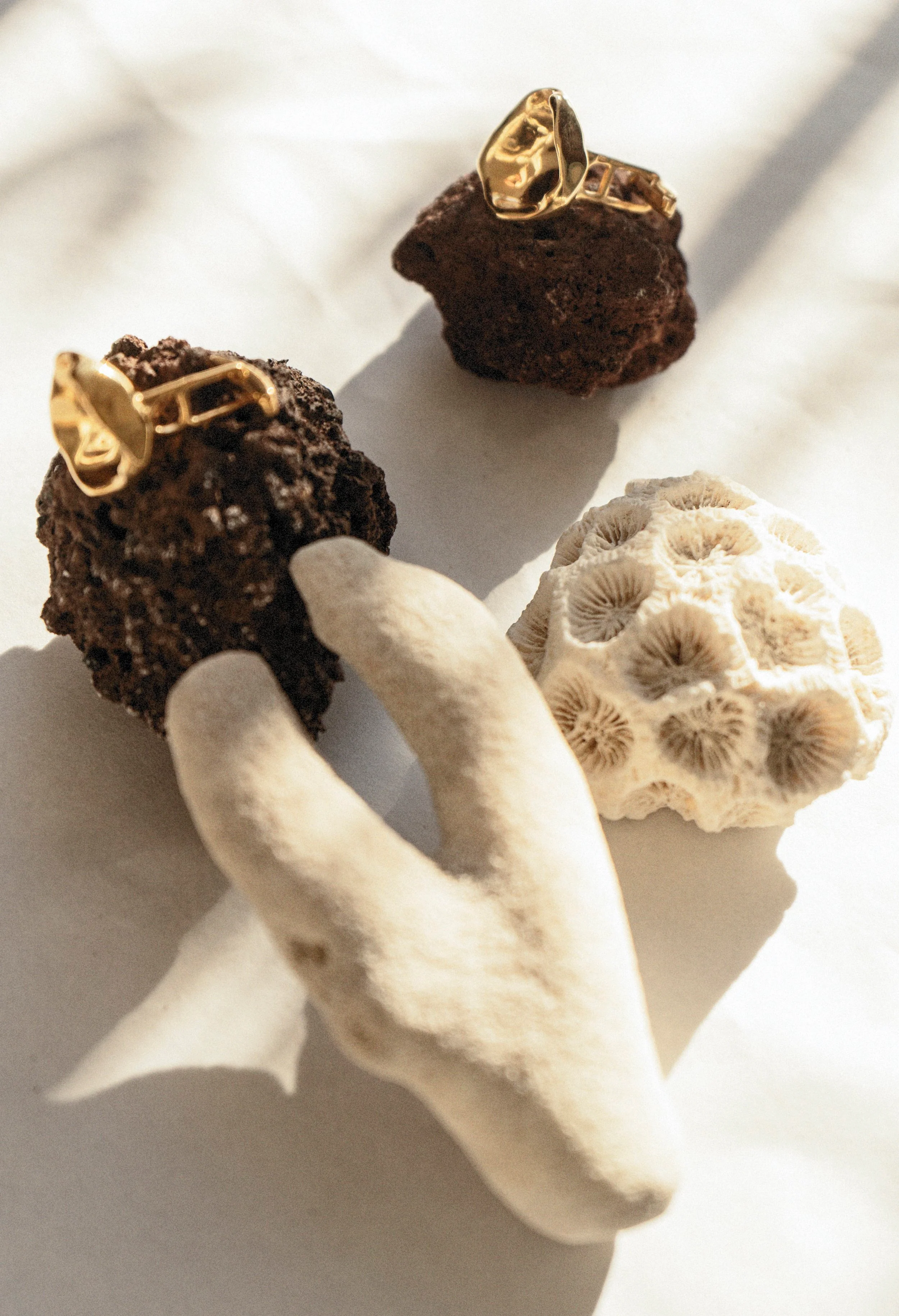 K M by L A N G E LUNA GOLDEN CUFFLINKS - Image 3