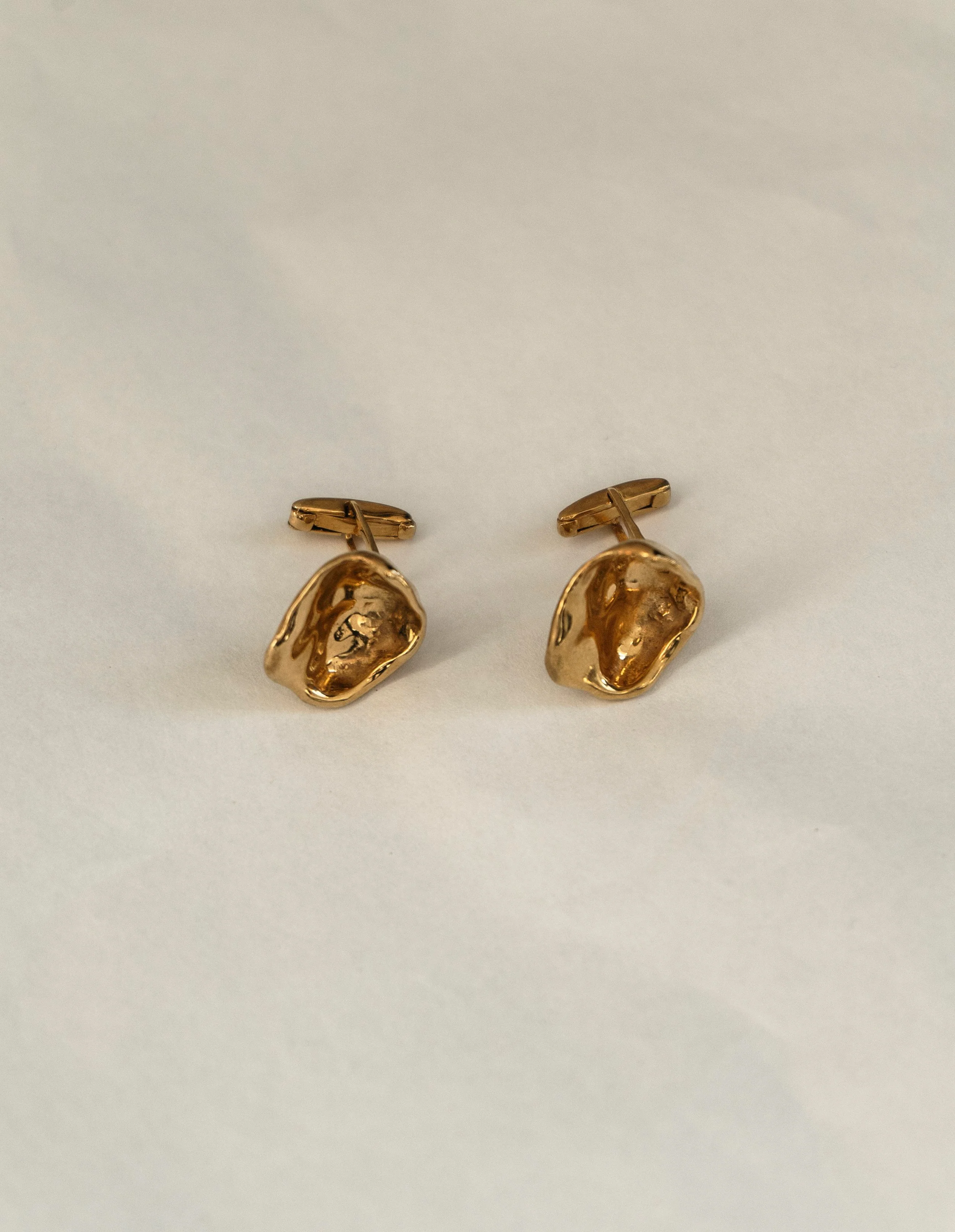 K M by L A N G E LUNA GOLDEN CUFFLINKS - Image 5