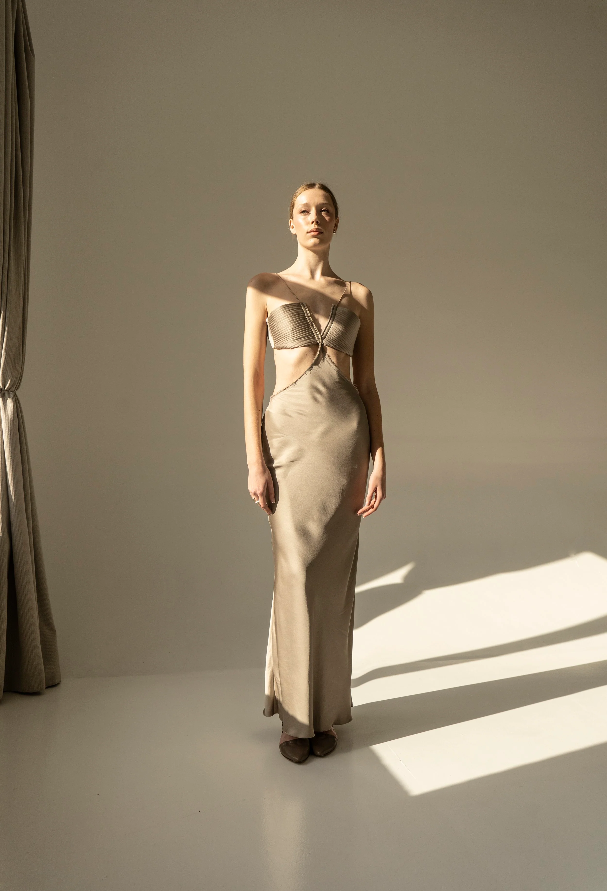 K M by L A N G E VINNYTSKA ARKA VISCOSE DRESS - TAUPE - Image 5